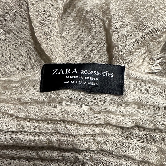 Zara Accessories - Zara Off-White Textured Scarf